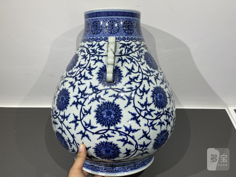 清乾隆 青花缠枝莲纹鹿头尊 - 图5